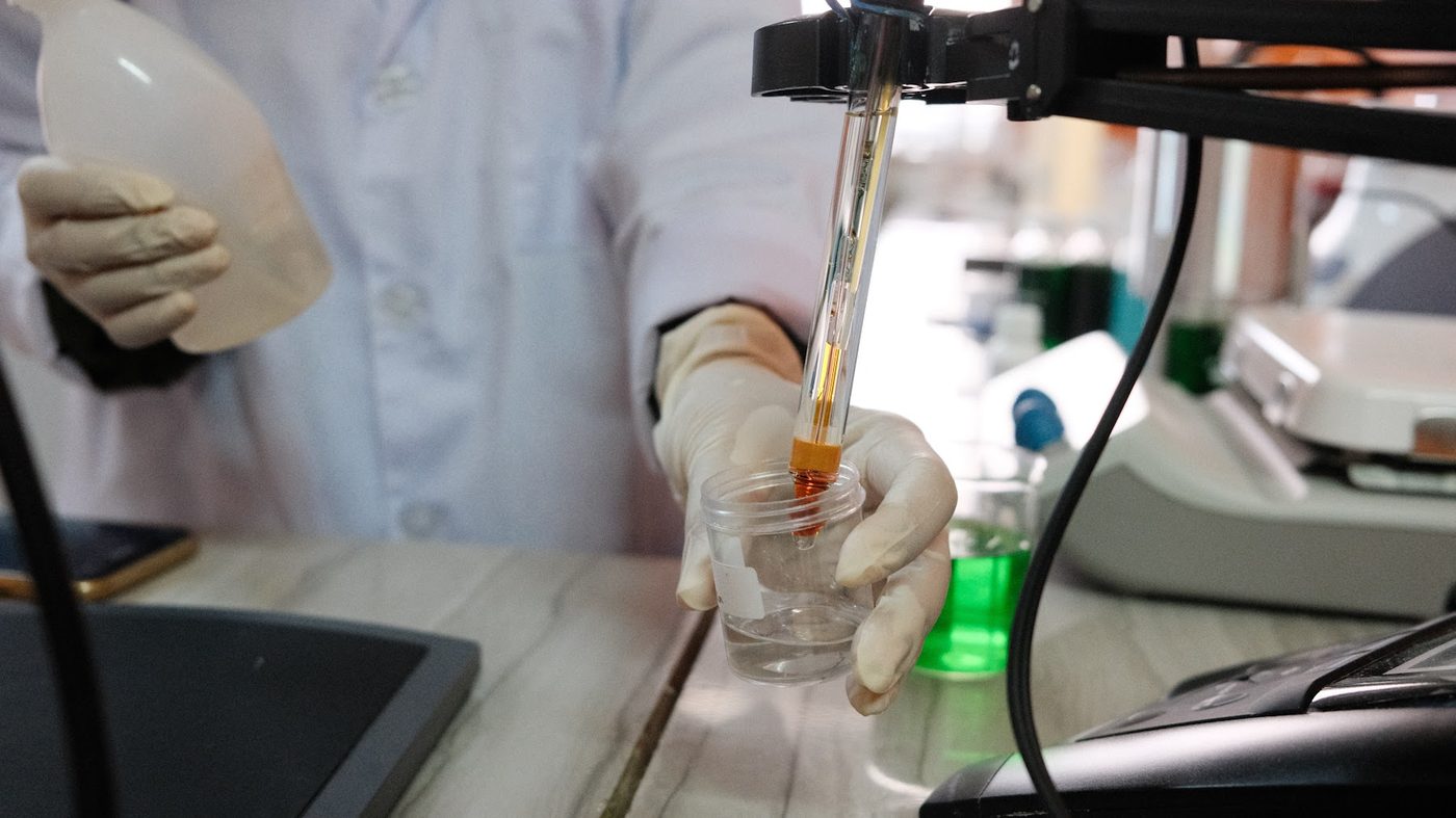 Pengujian sampel di laboratorium