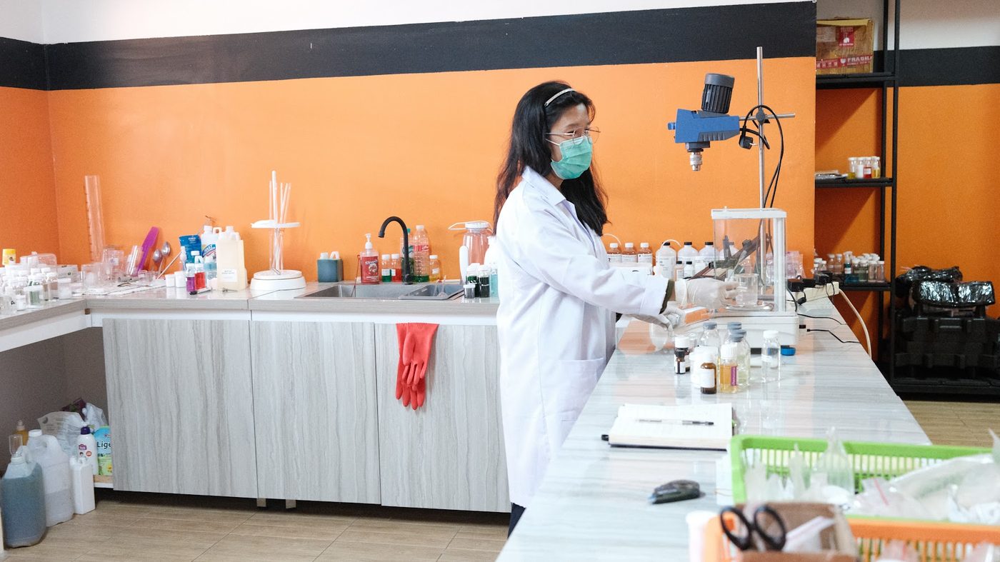 Teknisi di laboratorium quality control
