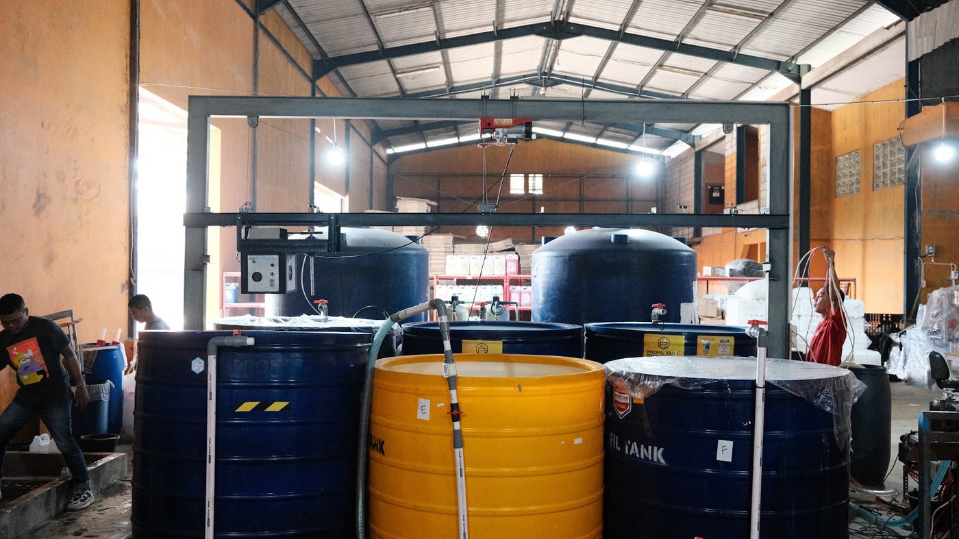 Tangki produksi di pabrik Skwiki, Jakarta